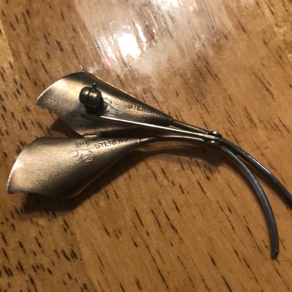 Vintage Sterling signed lily brooch - Picture 2 of 3